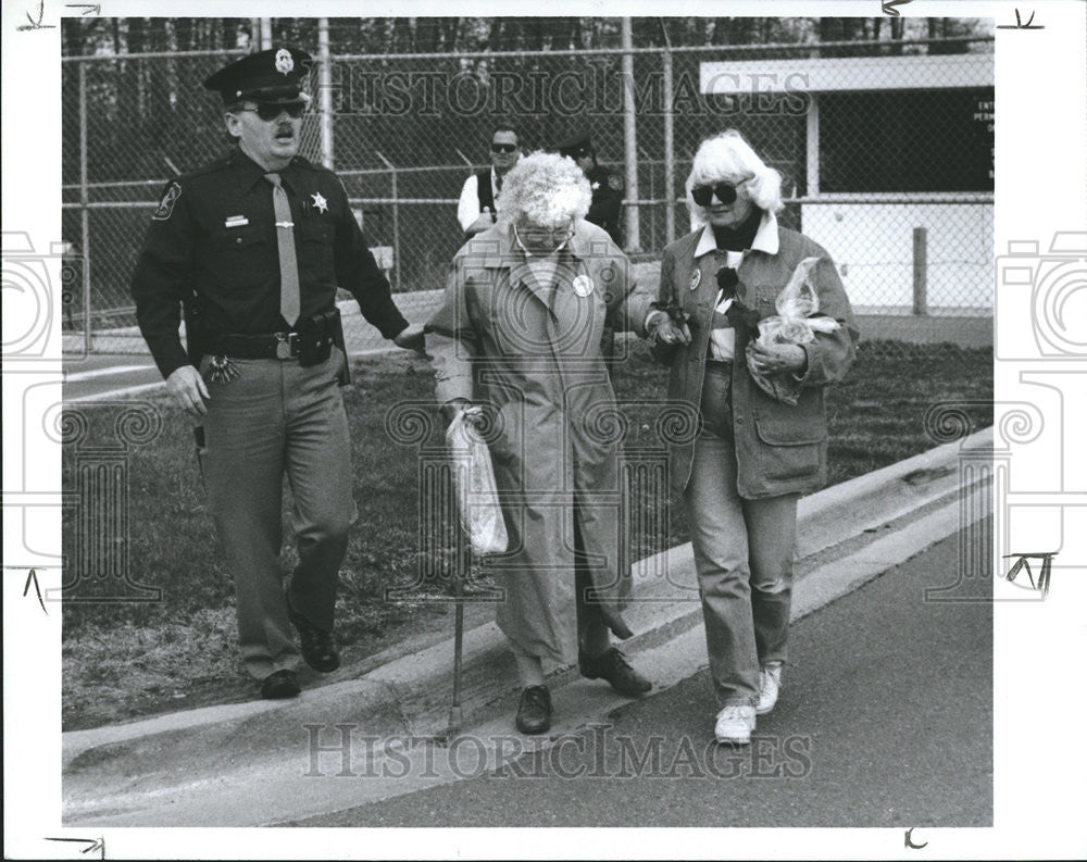 1990 Press Photo Sheriff Betty O&#39;Donnell Joan McDonald Demonstrate Defense Plant - Historic Images