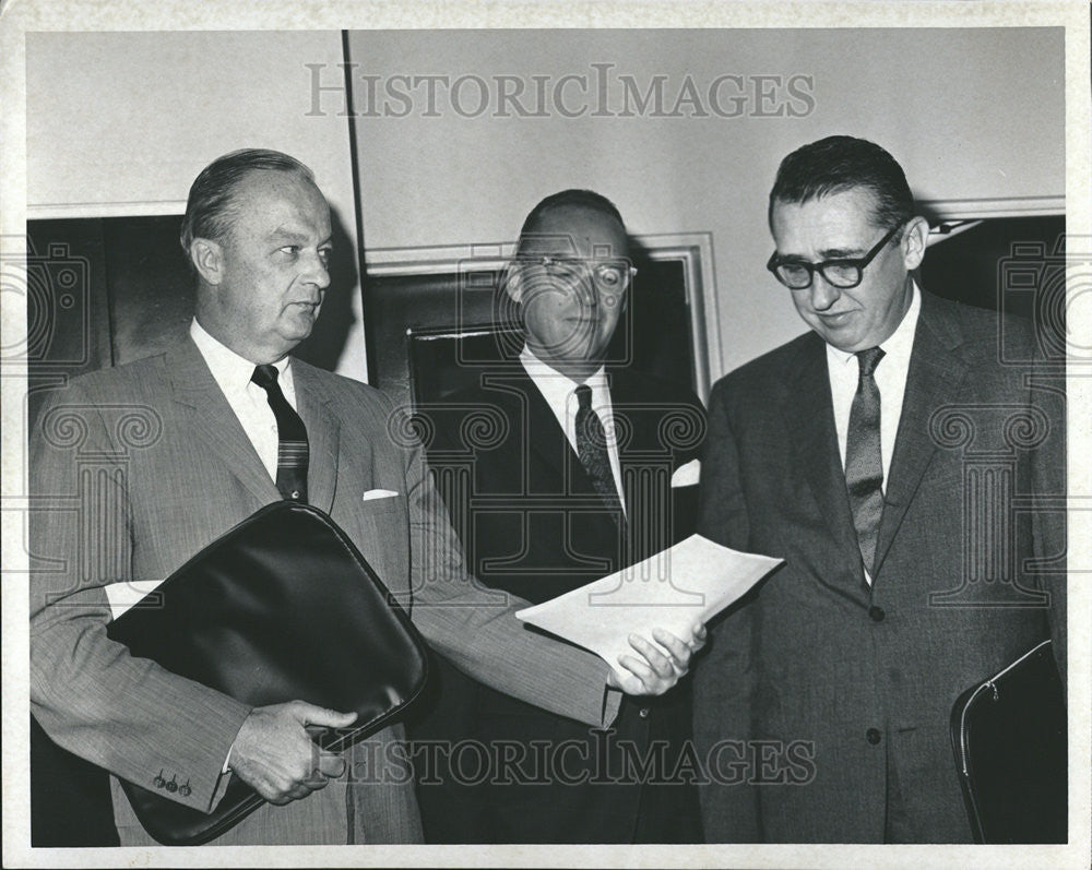 1967 Press Photo William M.O&#39;Brian Chrysler Official - Historic Images