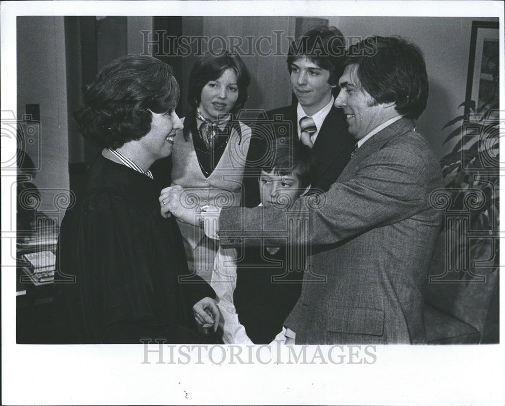 1977 Press Photo Judge Maureen Reilly Family Photographer Porter - Historic Images