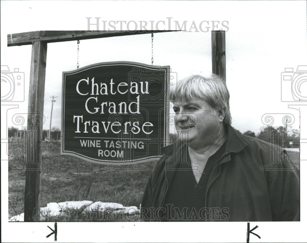 1988 Press Photo Edward O&#39;Keefe Chateau Grand Traverse Wine Testing Room Owner - Historic Images