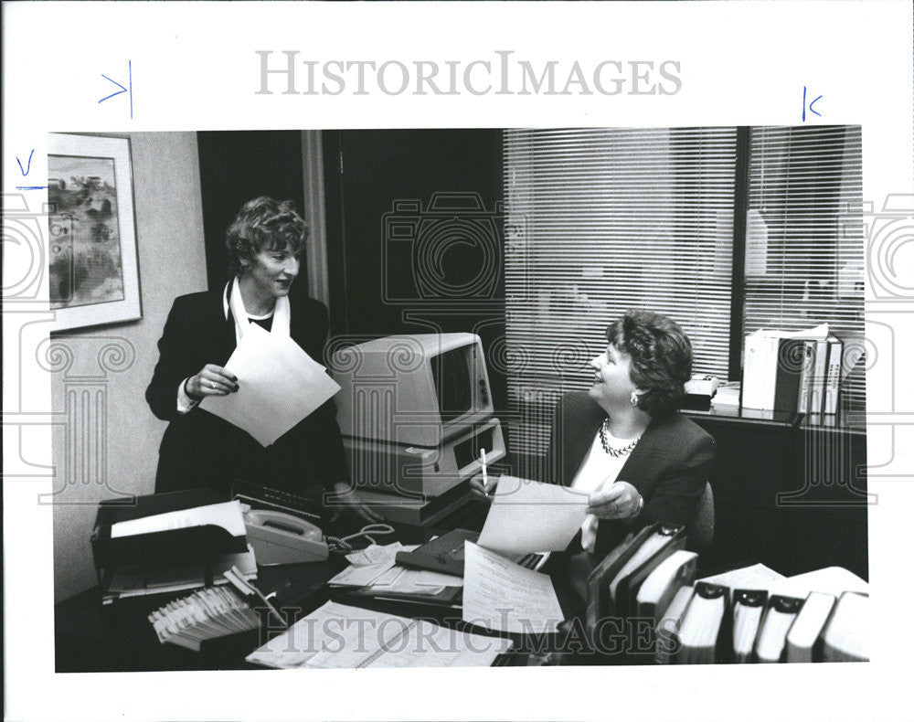 1991 Press Photo Sandra Ruczynski Discuss Jennifer Wrinkler Secretary Computer - Historic Images