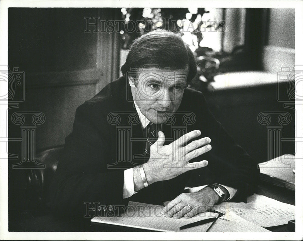 1982 Press Photo Senator Don Riegle challenger Phil Ruppe Giles Office Detroit - Historic Images