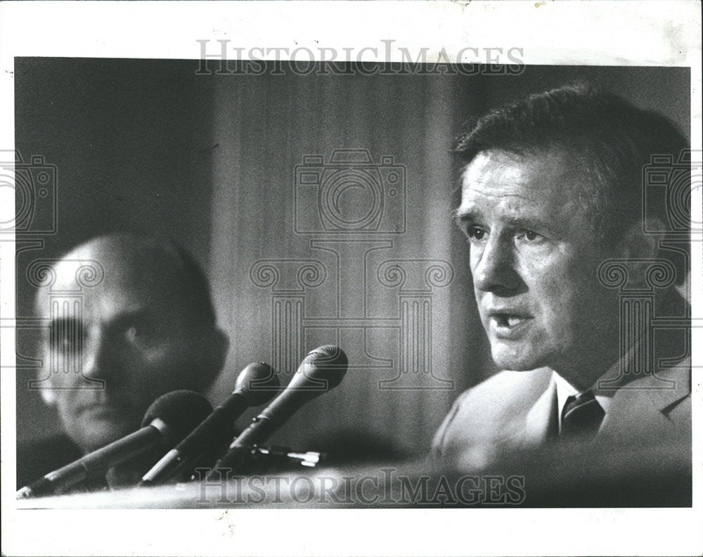 1987 Press Photo Thomas Riegle Minimum Legal Qualification Government Politics - Historic Images