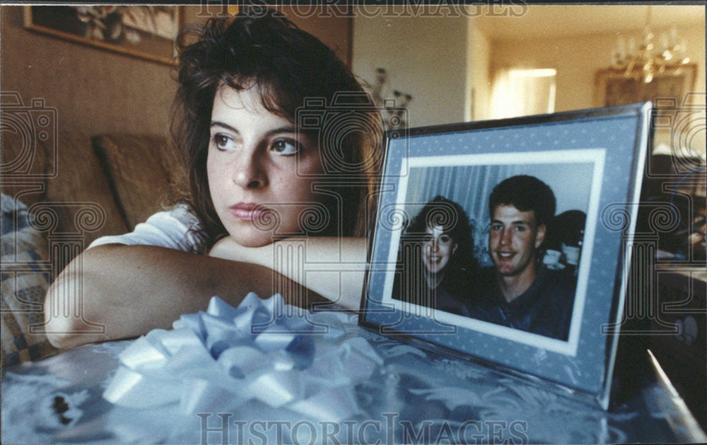 1990 Press Photo Mark Ohmer soldier Wife Home Room Frame - Historic Images