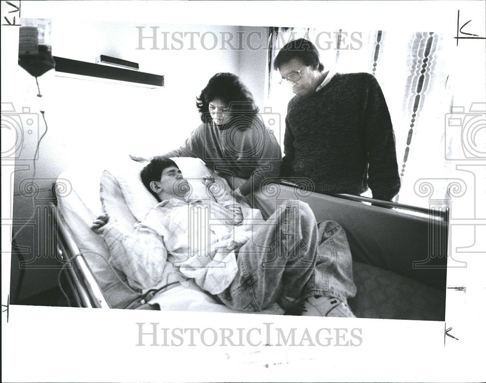 1990 Press Photo Anthony Oiszewski patient Taylor center Walk Tube Talk Handicap - Historic Images