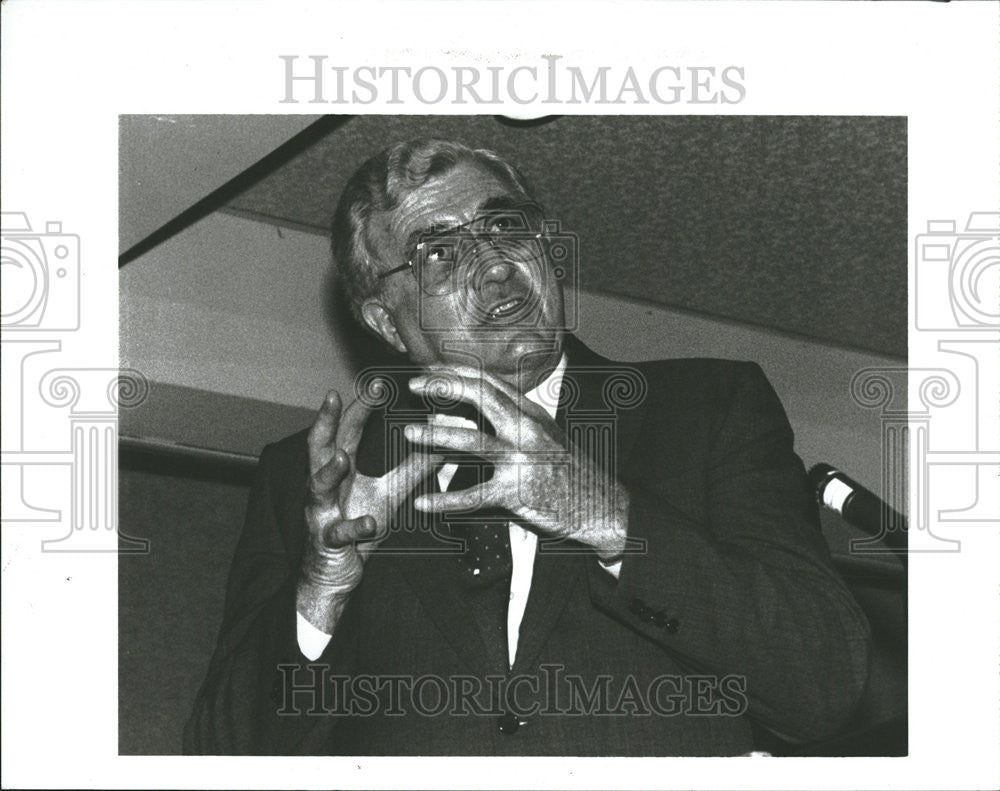 1987 Press Photo Owen Bieber Ford Hyatt Regency Press Room Target Strike - Historic Images