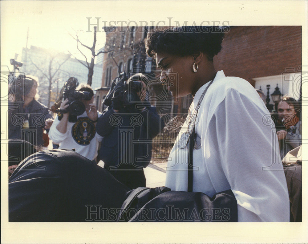 1991 Press Photo Toni Riggs leave Attorney Office Arrest Husband Murder Police - Historic Images