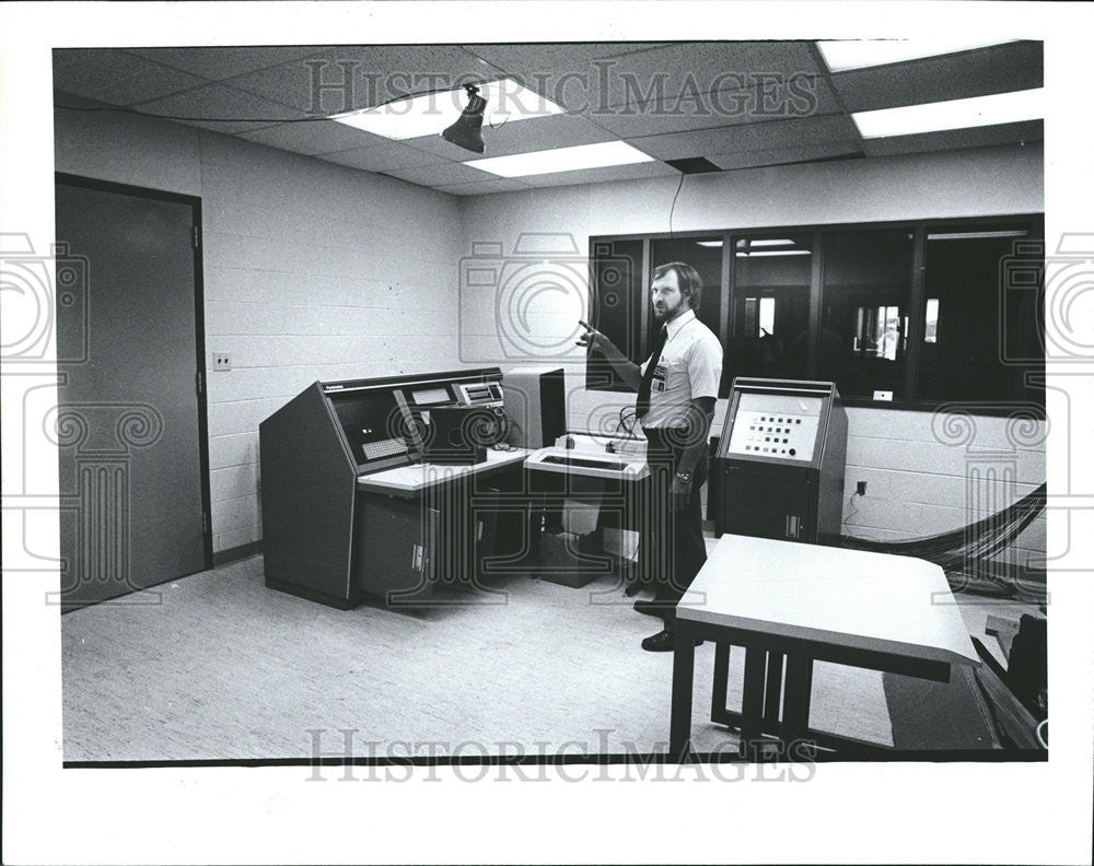 1981 Press Photo Department Warden Henry Risley - Historic Images