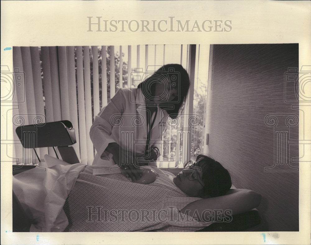 1994 Press Photo Doctor Carole Rizzo Women Health Center - Historic Images