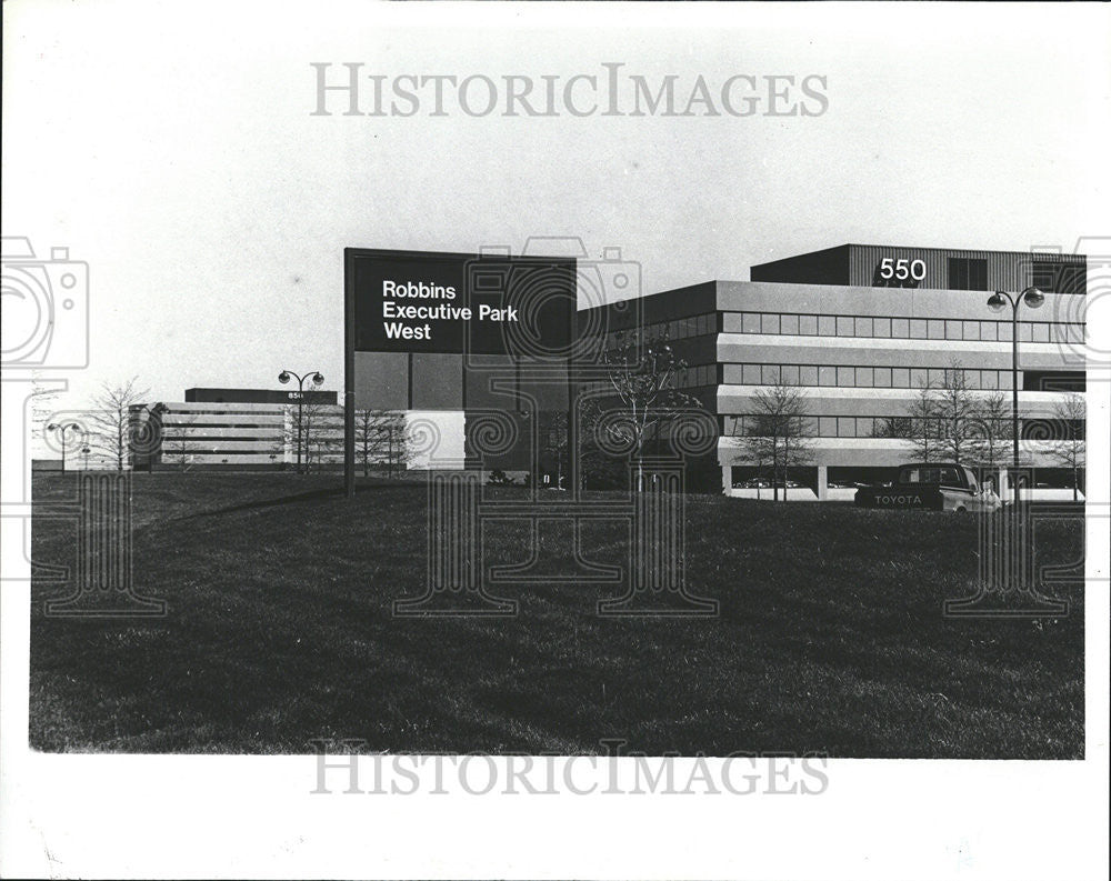 1981 Press Photo Robbins Executive Park Stephenson Highway north mile - Historic Images