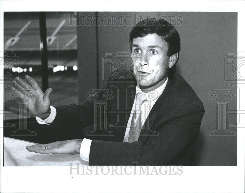 1990 Press Photo John E. Roberts Michigan High School Athletic Director - Historic Images