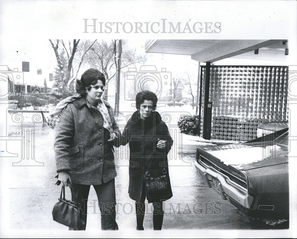 1972 Press Photo Mrs Jerald Riley Barbara Riley Wife Policemen Jean Ap ...