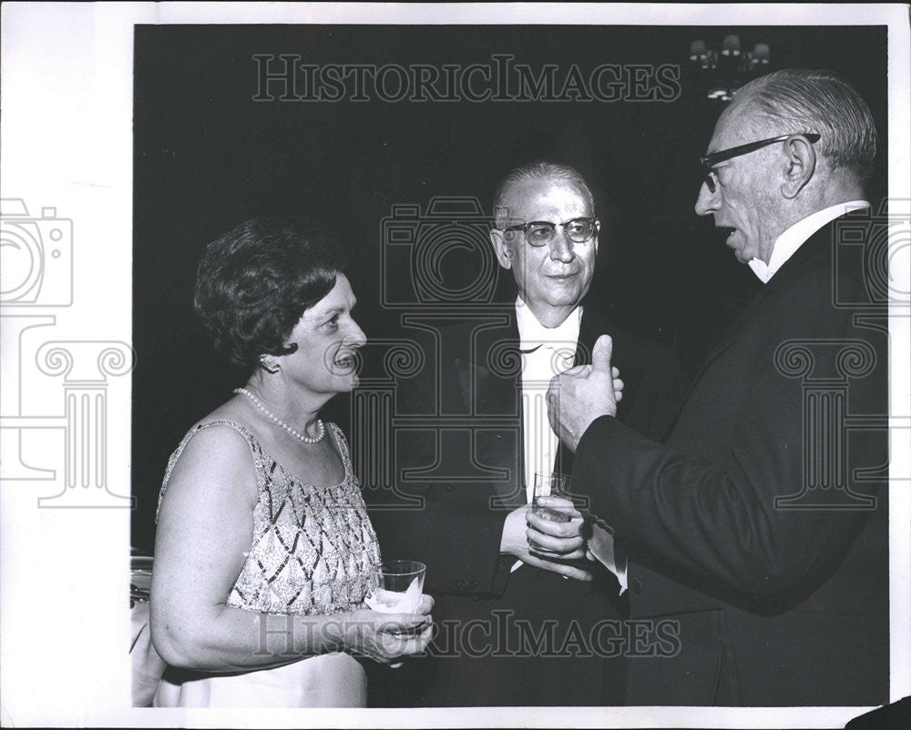 1965 Press Photo James M Roche Statistician General Motor Bus Exe ...