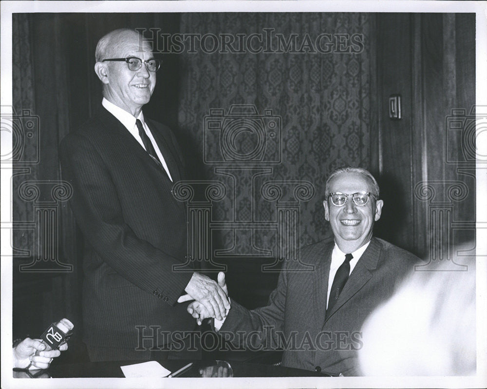 1965 Press Photo John Gordon James Roche Greets NBC TV Reporters - Historic Images