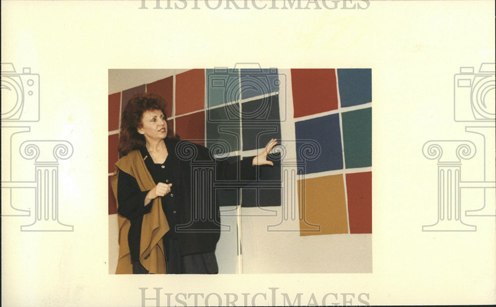 1983 Press Photo June Roche Fashion Director Color Tiles Wall - Historic Images