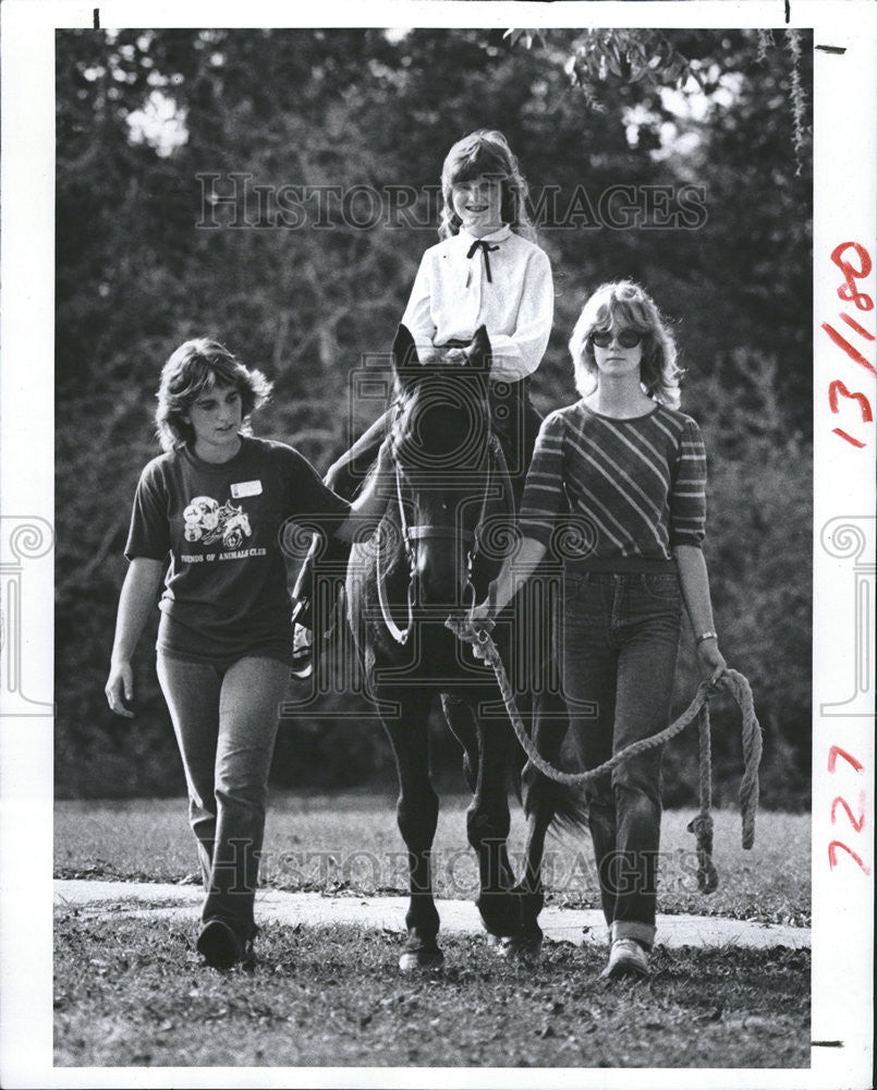 1982 Press Photo Dawn Hudson ride horse Vickie Hagan Heather Jempson School - Historic Images