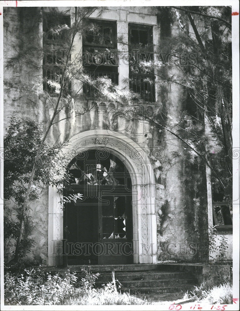 1957 Press Photo Rio Vista School Archway steps Trees Moss Virginia Riley Child - Historic Images