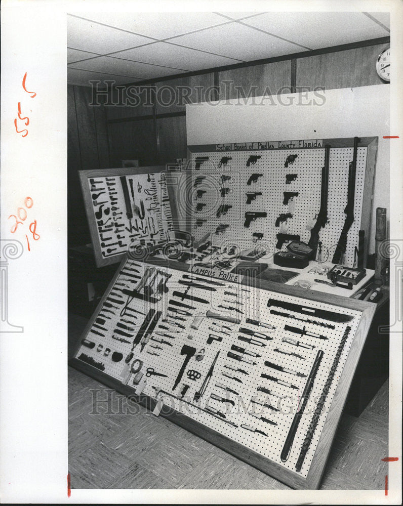 1975 Press Photo Pinellas Student Weapon - Historic Images