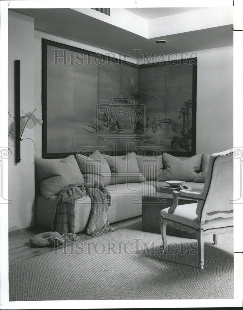 1992 Press Photo Interior decoration home sofa furniture chair wallpaper art - Historic Images