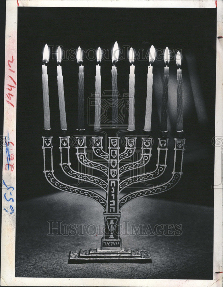 1975 Press Photo Menorah candle light celebration Hanukah Jewish festival - Historic Images