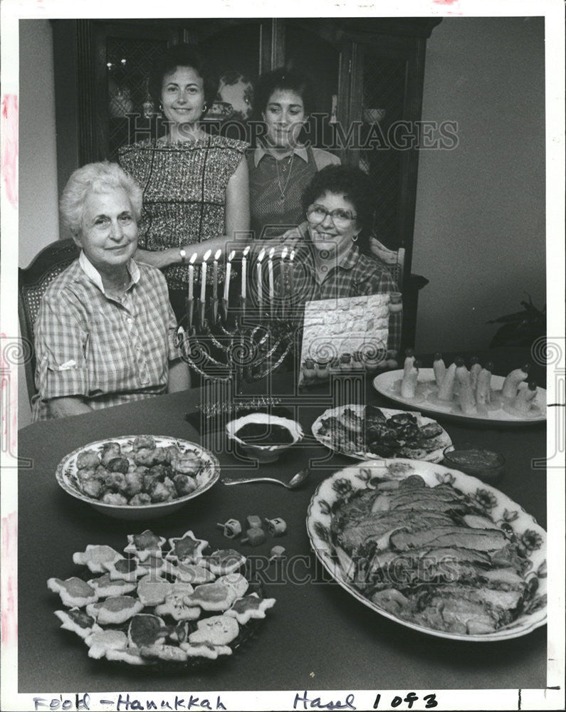 1984 Press Photo Hanukkah dish Deena Silver Tina Gordon Sally Rosenberg Marcia - Historic Images