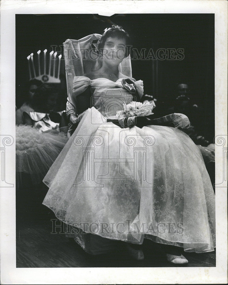 1957 Press Photo Jewish Ceremony Girl Age Year Sit Chair - Historic Images