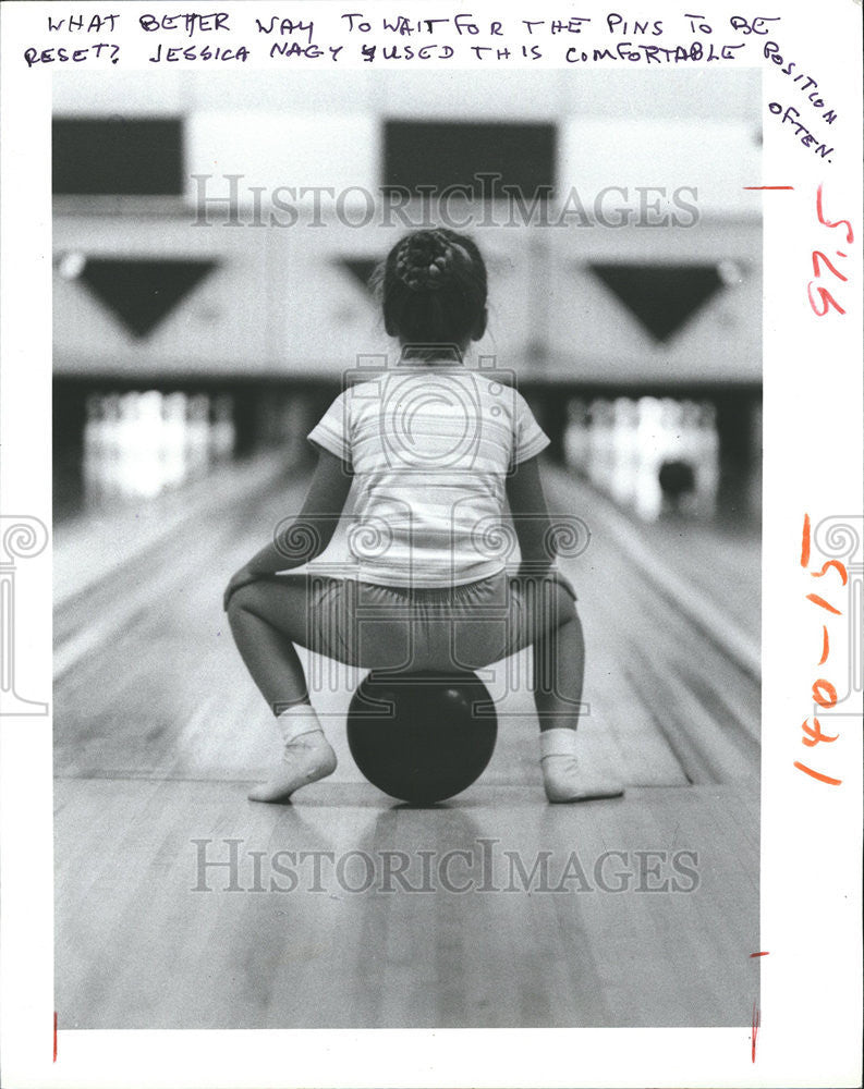 1984 Press Photo Jessica Nagy Kid Ball Mildred Helms Elementary School Student - Historic Images