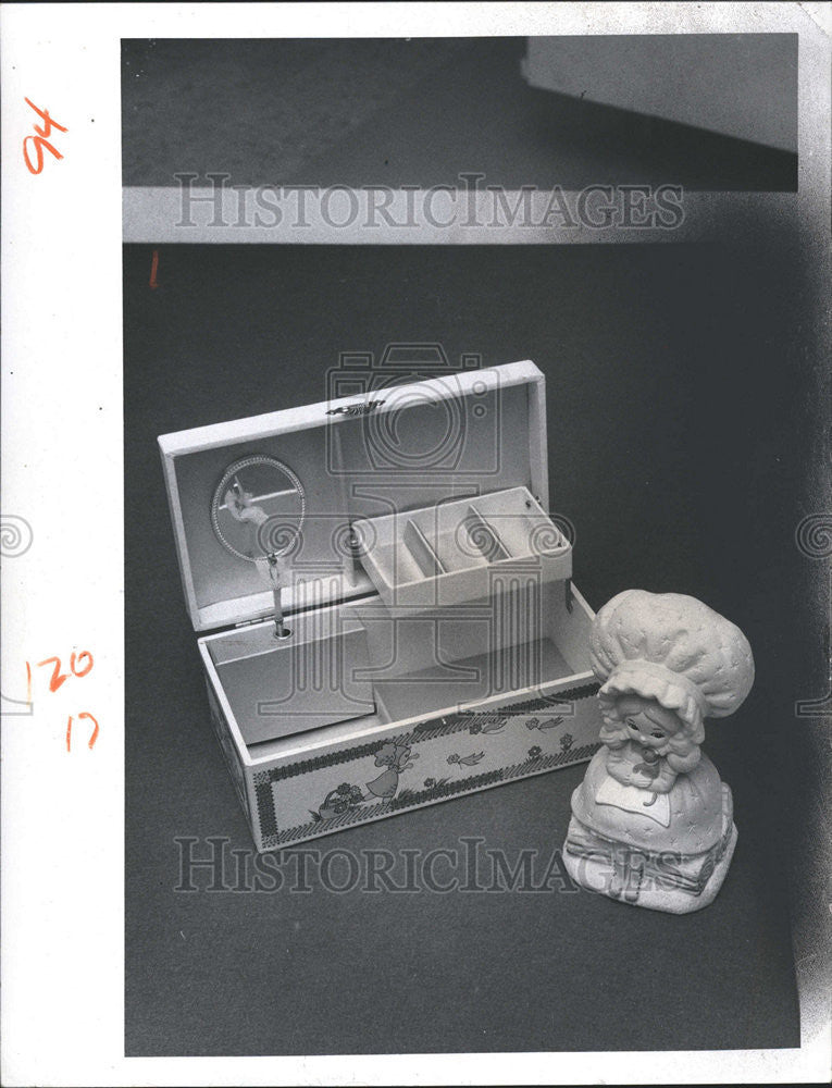 1974 Press Photo Musical jewelry box spinning ballerina Raindrops Plastic Coin - Historic Images