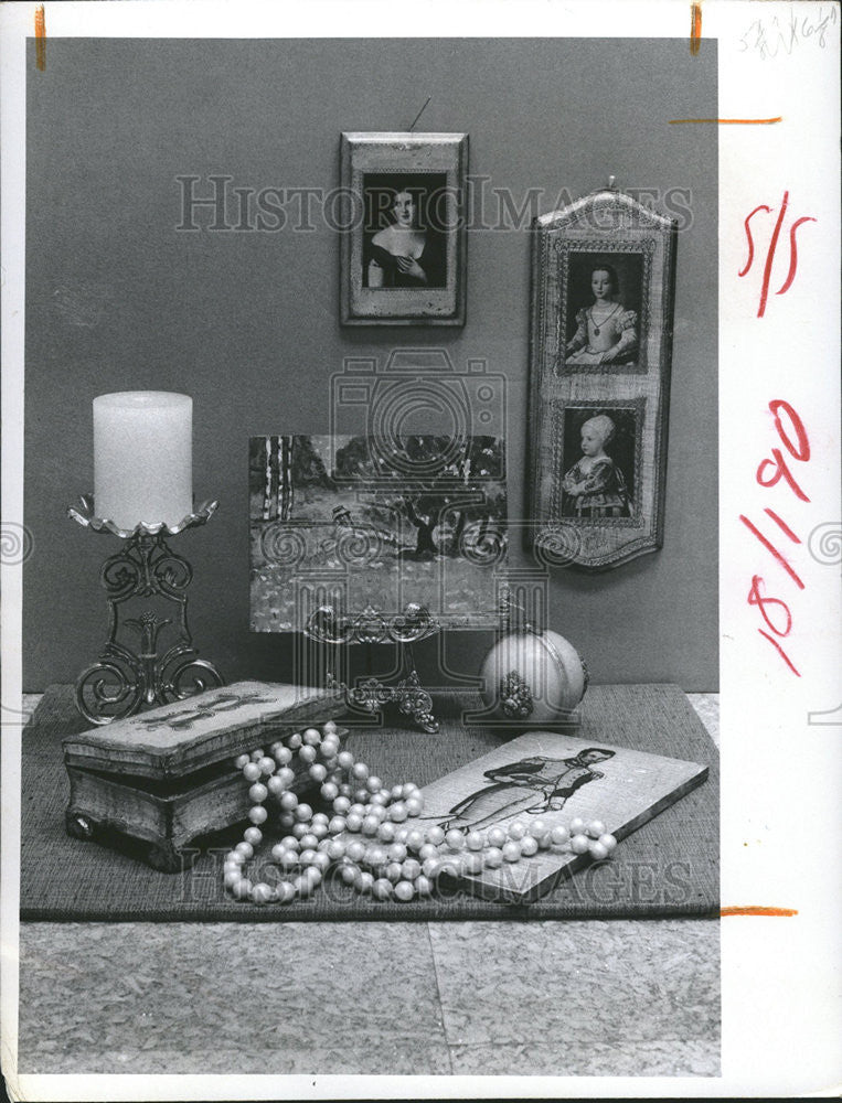 1969 Press Photo Decorative Boxes Plaques Pearls Ornaments Pictures Interior - Historic Images