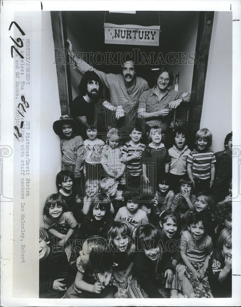 1977 Press Photo Nurtury school children Walmsley Robert Sayer d Bank member - Historic Images