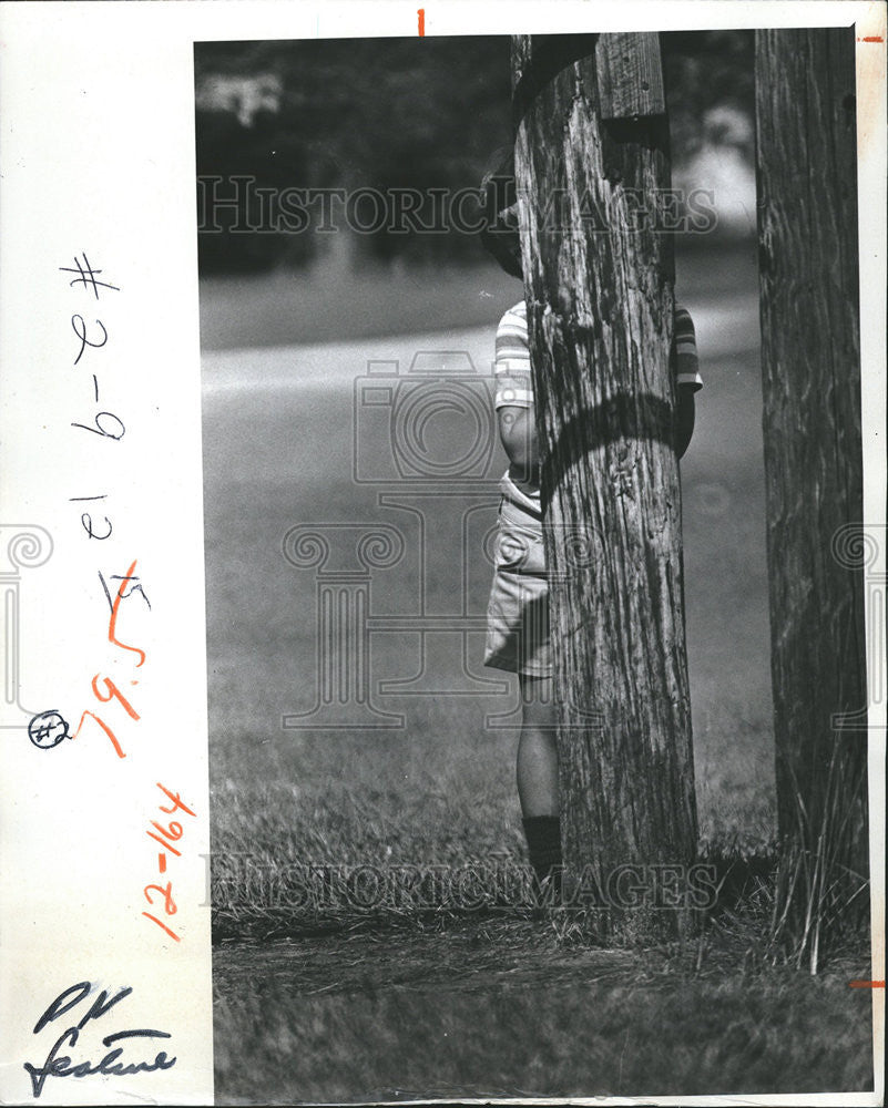 1976 Press Photo Kevin Blue Spunky Time Play Monkey Bar King Highway School - Historic Images