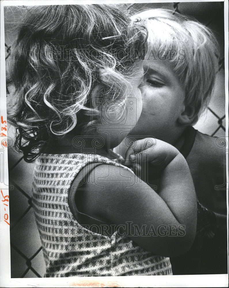 1976 Press Photo youth playground kiss Swendsen Kiddie ranch nursery port Richey - Historic Images