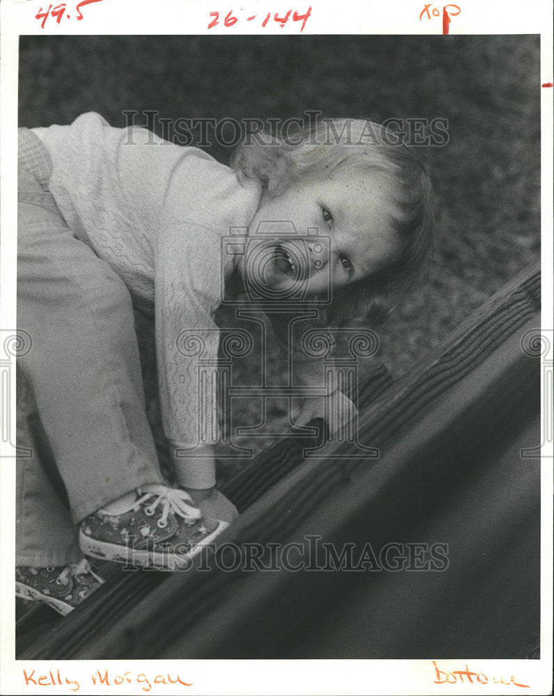 1982 Press Photo Nancy Flint Teri Benecick McMullen Booth Road Clearwater Tent - Historic Images