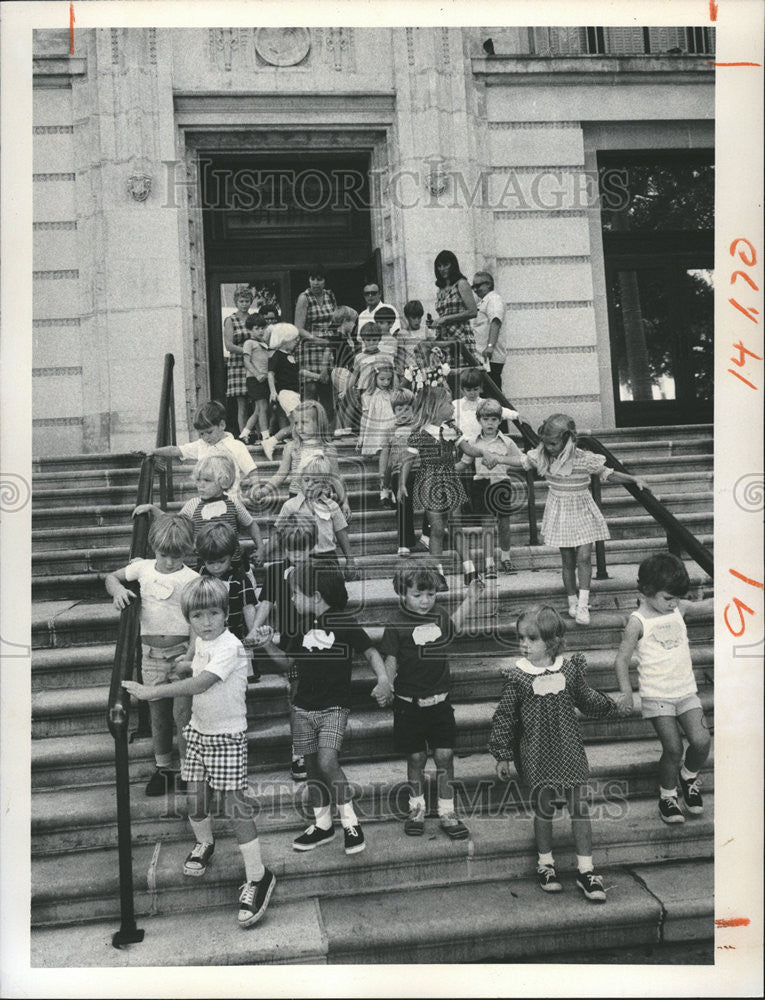 1974 Press Photo  First Presbyterian Day City Hall bus trip pre schooler board - Historic Images