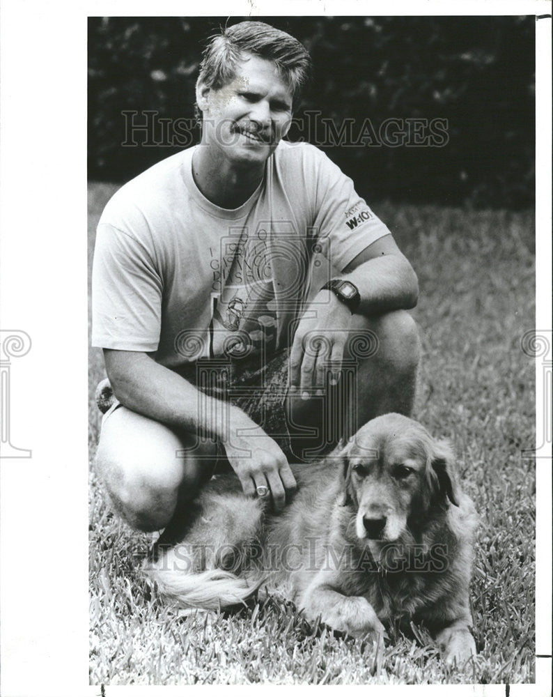 1991 Press Photo Brian McGarry Bear Golden Retriever Accident Pet Insurance - Historic Images