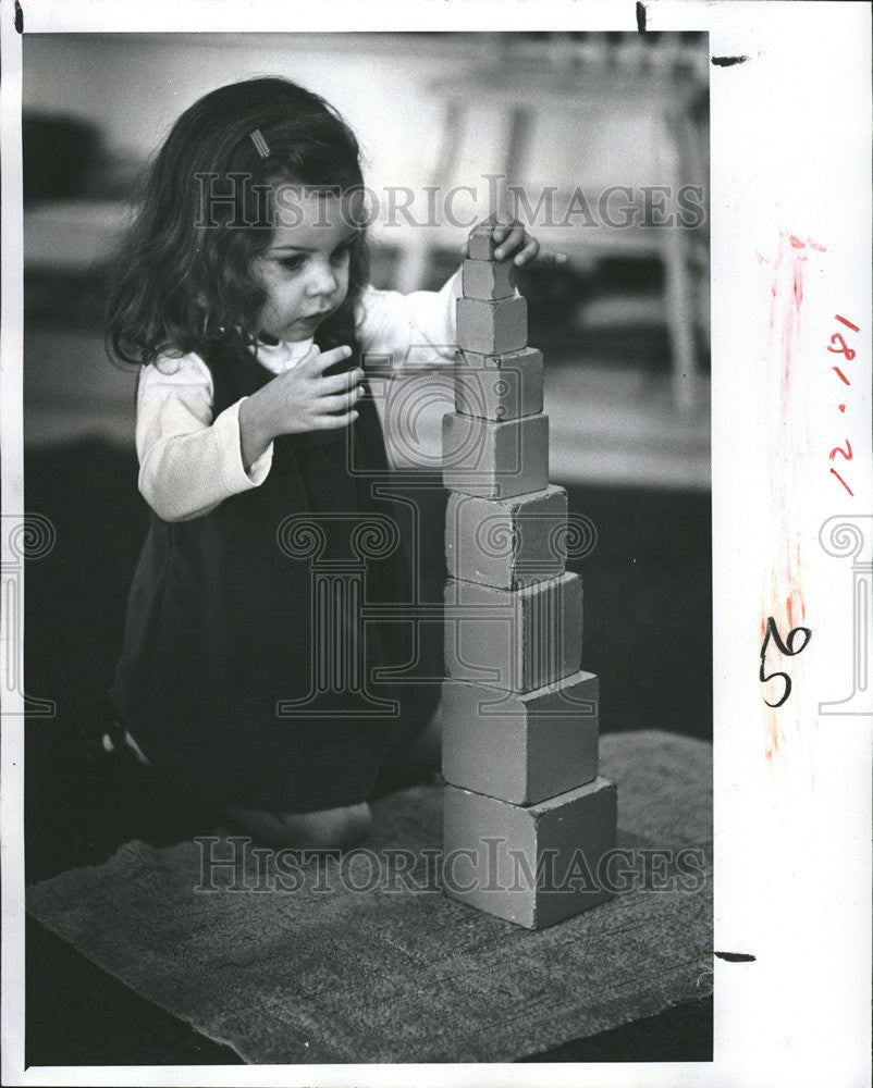 1978 Press Photo Pink Tower tackles fractions Mrs Twedt Physical Michigan Girl - Historic Images