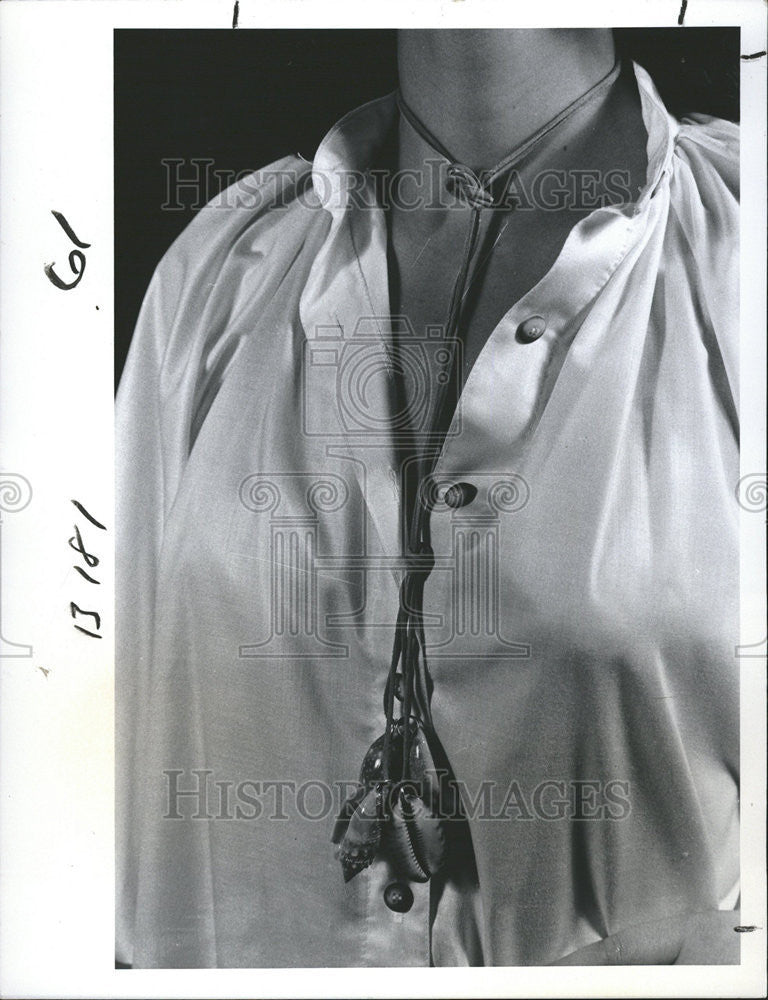 1970 Press Photo Lariat neck blouses cinching Jewelry Costumes - Historic Images