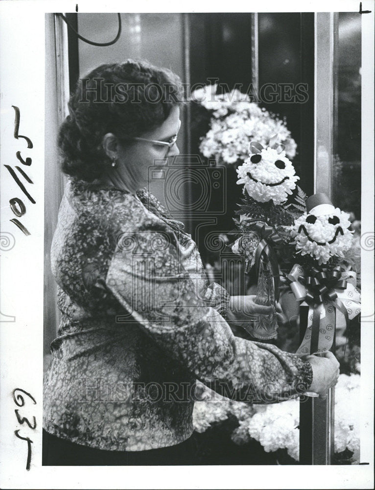 1977 Press Photo Marian Minshall Lucciola Popular Item Smiling Mum face Flower - Historic Images