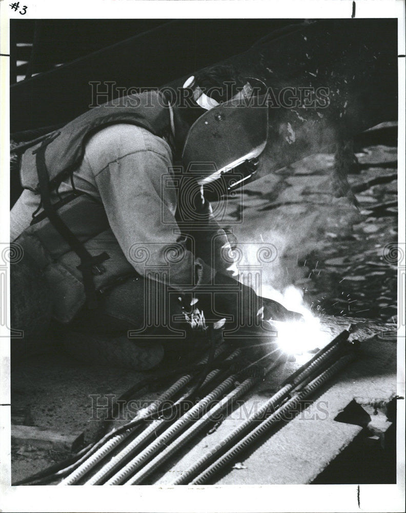 1991 Press Photo Osmar Papi Saumell Welding Job Jackets - Historic Images