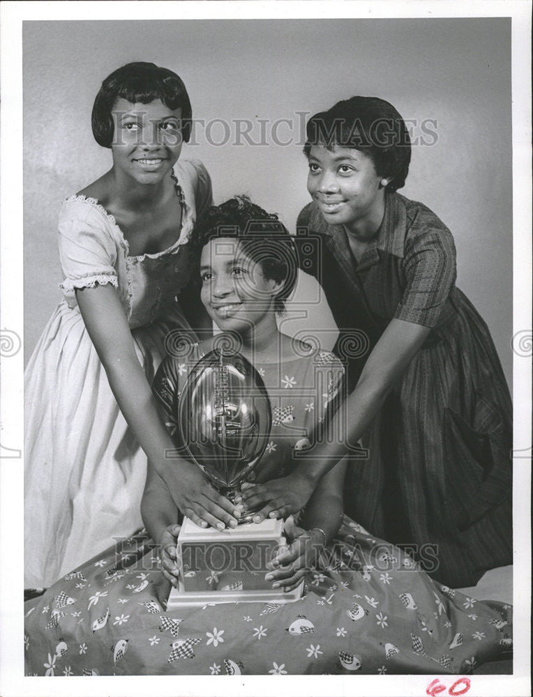 1960 Press Photo Miss Gibbs High School attend football trophy Miss Jaquelyn - Historic Images