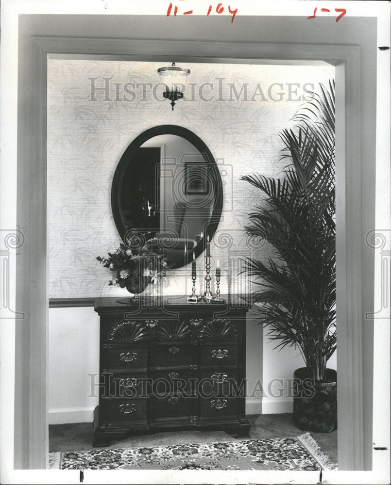 1983 Press Photo Oval Mirror Foyer Reflect Room Heirloom Collection Furnish - Historic Images