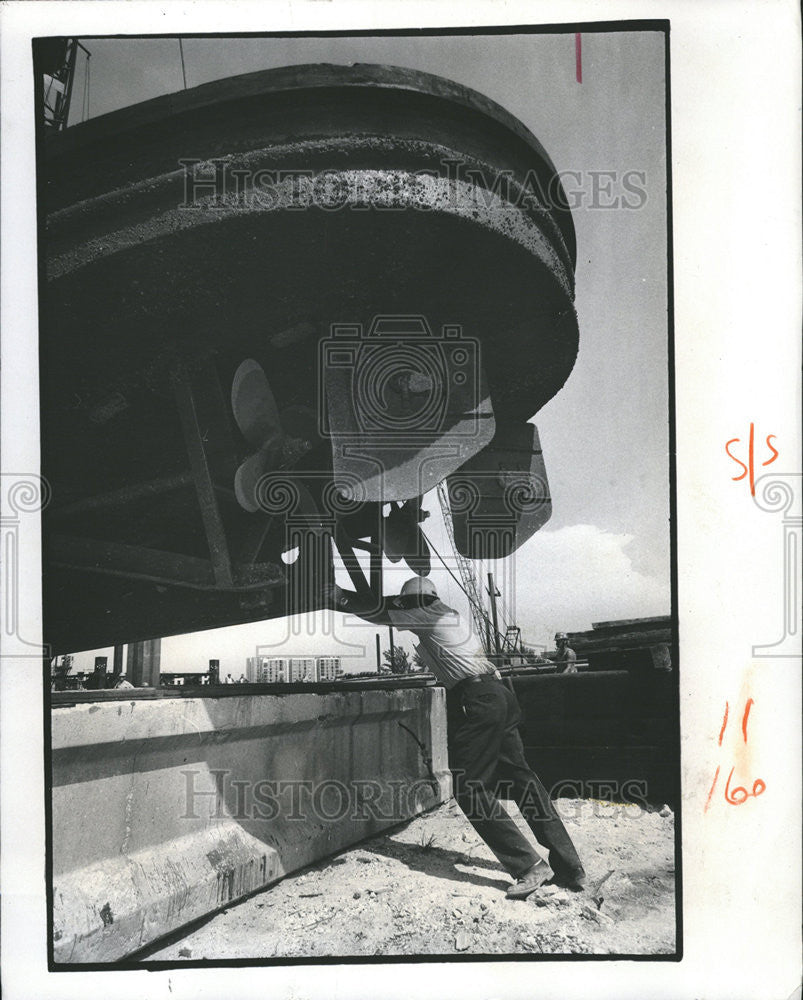 1974 Press Photo Harold Carton Hang Head Soar Inflation Press Engagement Couple - Historic Images