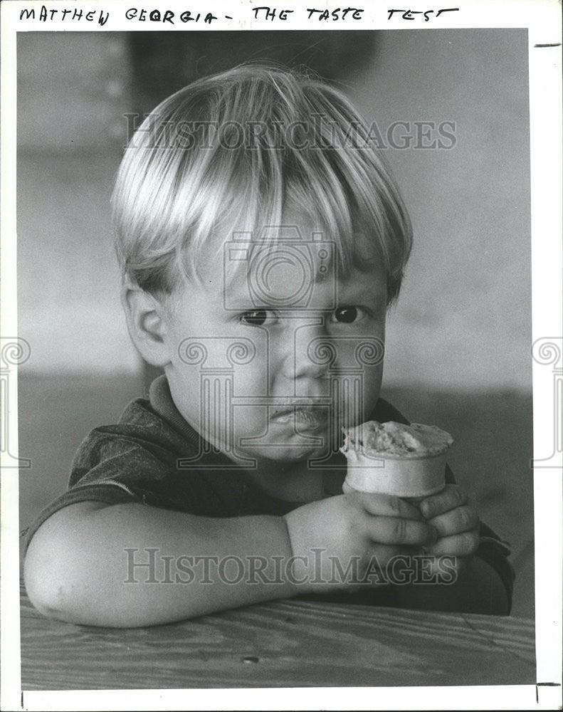 1986 Press Photo Matthew Georgia samples taste test cone Brittany Talbot Ben - Historic Images