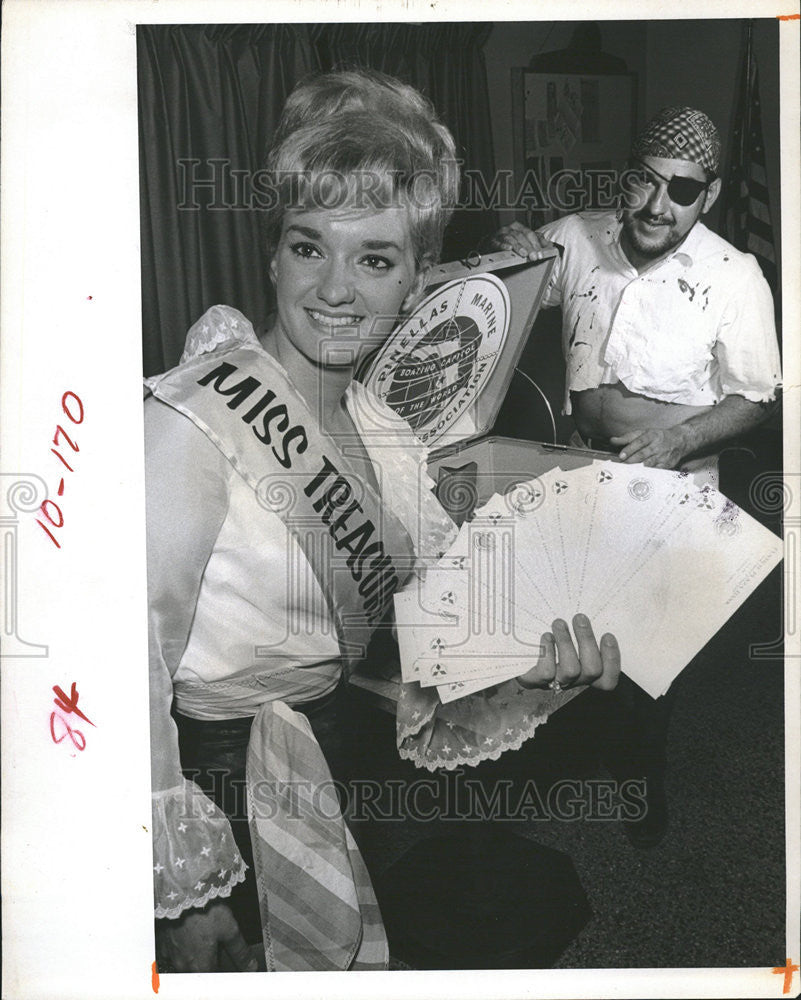 1966 Press Photo Miss Treasure Hunt Linda Davis prize award letters Johnny - Historic Images