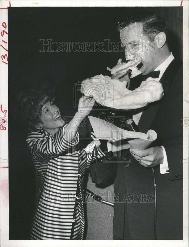 1968 Press Photo Michelle Hilburn Miss Junior Achievement Contestant Pete Bolger - Historic Images