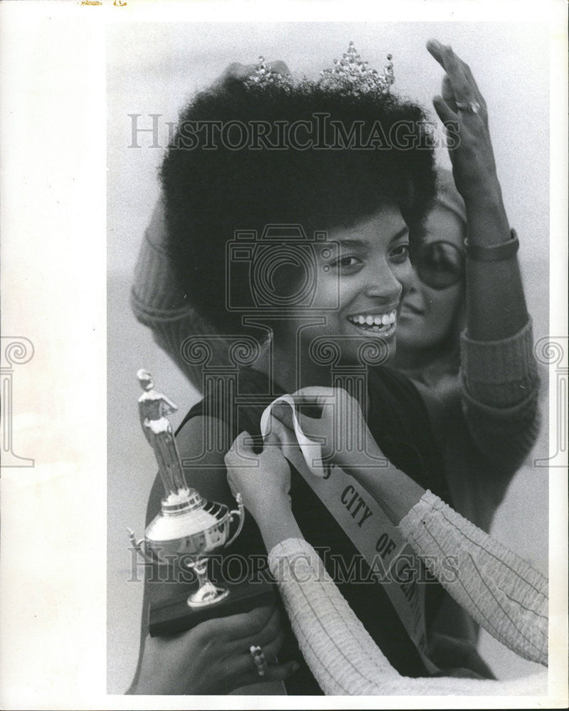 1971 Press Photo Miss City Central Plaza Mc Mullen Beverly - Historic Images