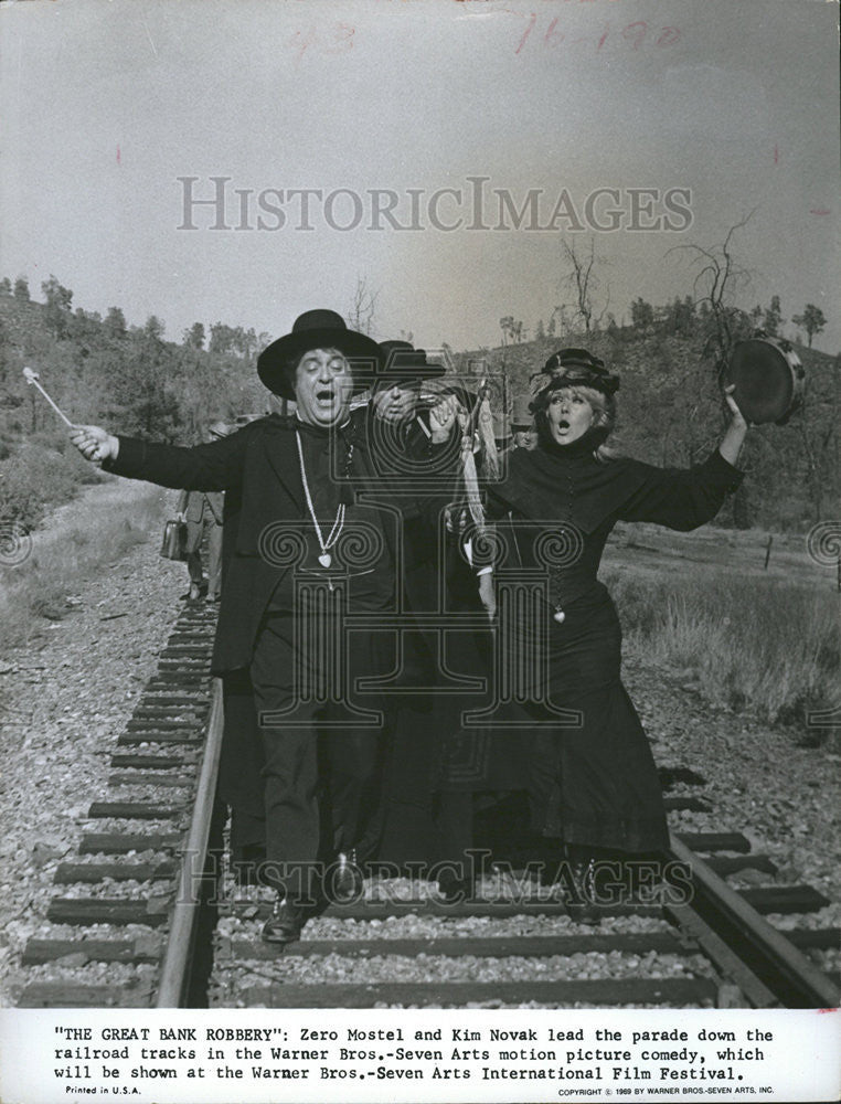 1969 Press Photo The Great Bank Robbery Zero Mostel Kim Novak Warner Bros - Historic Images