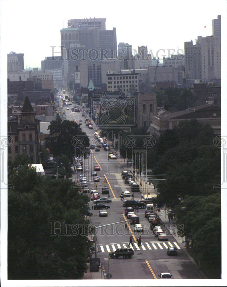 1998 Press Photo Cars Corridor Midtown Area Detroit Streets David Coates - Historic Images