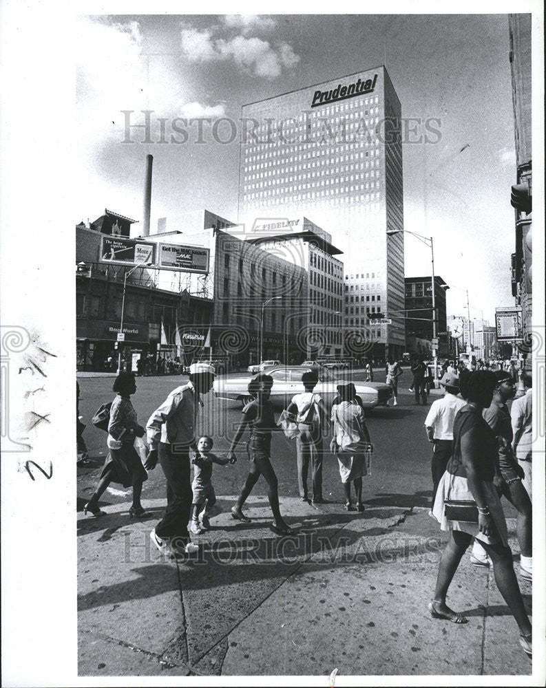 1983 Press Photo Downtown Shopper worker prudential Building back ground - Historic Images