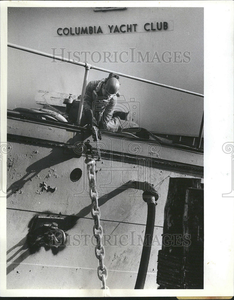 1982 Press Photo Columbia Yacht Club holds chain worker Monroe Street Harbor - Historic Images